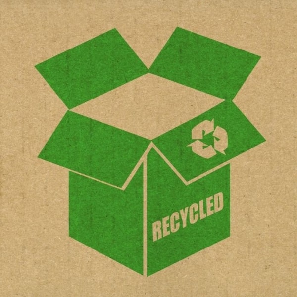 ZIelona ikona-znak informujący o tym, że opakowanie czy pojemnik nadaje się do recyklingu na szarym tle