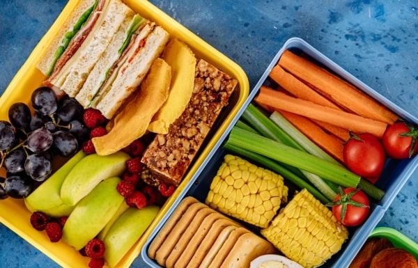 Pojemnik-lunch box dla dziecka z kanapkami, owocami i warzywami