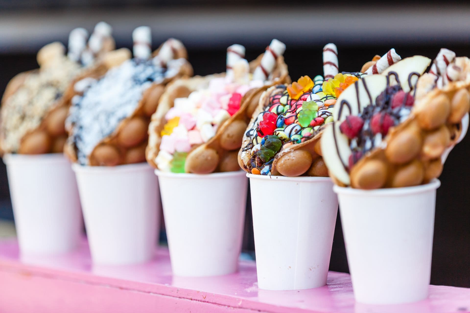 Food truck na słodko – jak serwować słodkie wypieki z mobilnej cukierni?