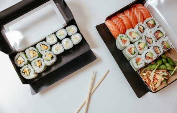 Sushi w przezroczystych pudełkach do jedzenia na wynos