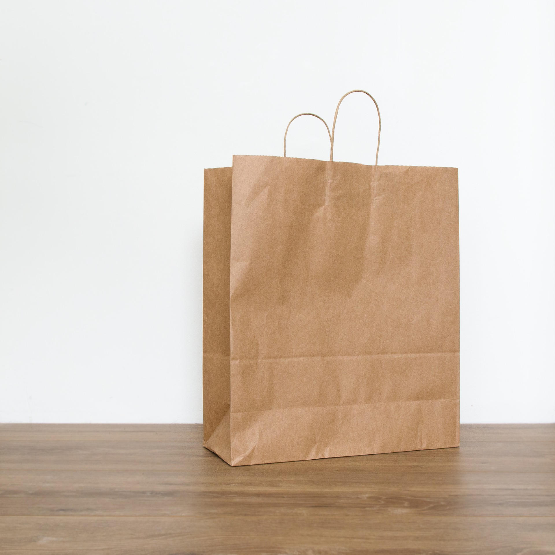 Dlaczego warto wybierać torby i słomki papierowe?